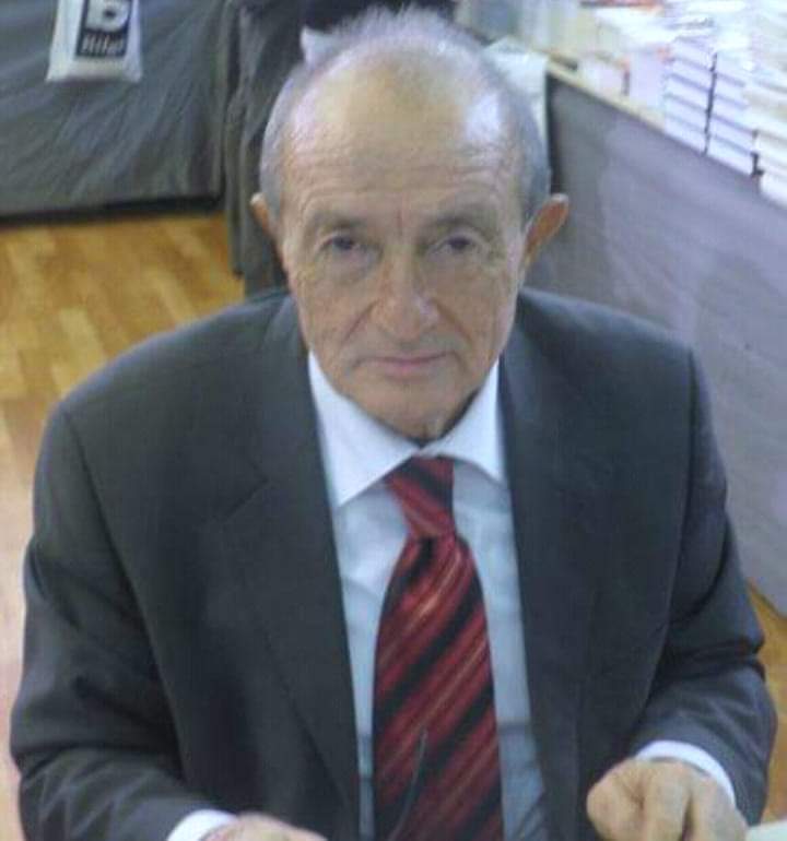 Bu resimdeki kertenkele birzamanlar astığı astık kestiği kestikti. Ölmüş Tam bi Halk ve Müslüman düşmanı idi. şimdi gerçeklerle karşılaşacak Ateşi bol ve daim olsun. Zebaniler yoldaşı, Cehennem yurdu olsun. 🤲