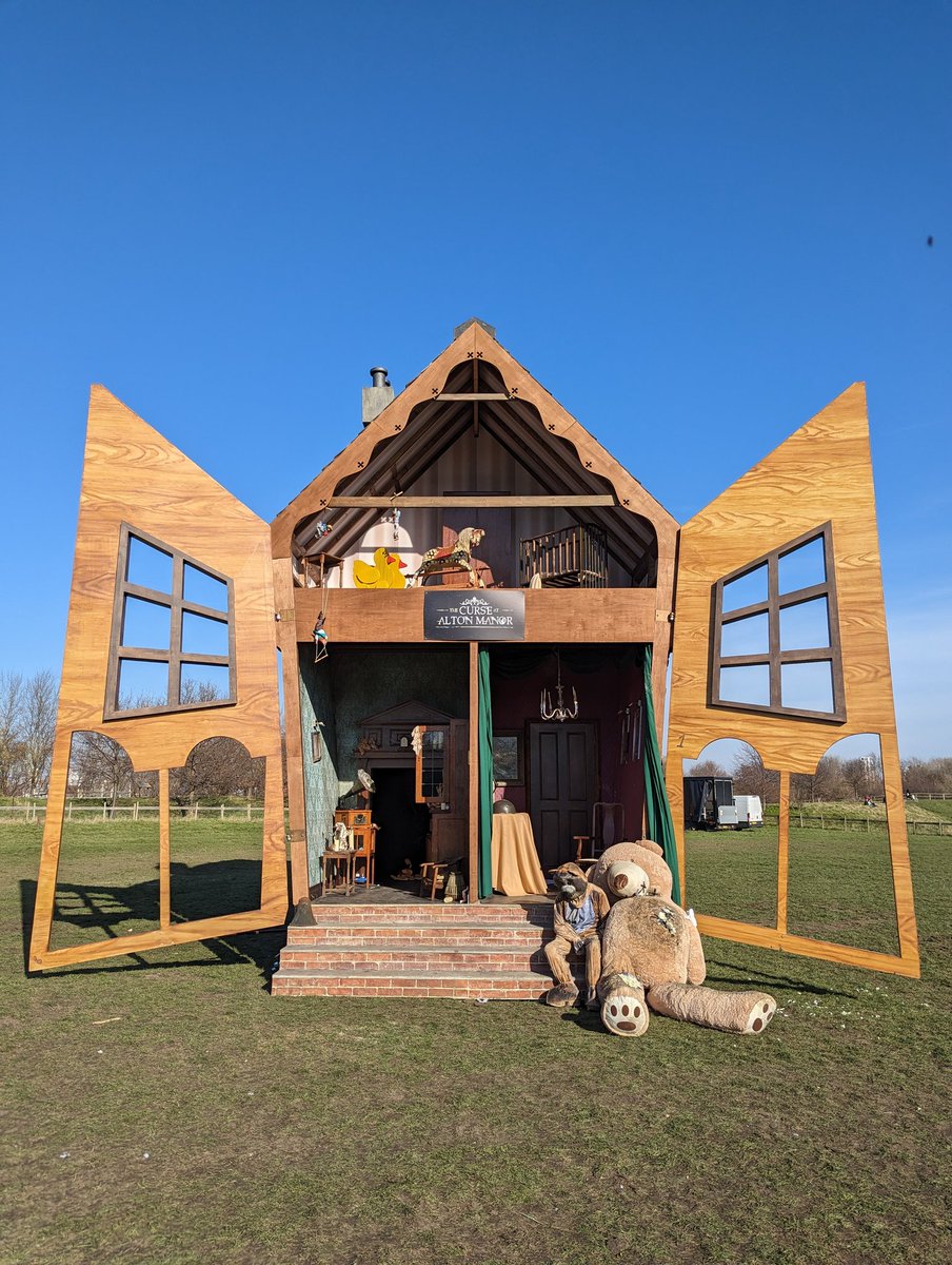 nickchef88's tweet photo. Great pop up by @SmokingGunPR for @altontowers new 'The Curse At Alton Manor' ride. Genuinely freaked me out! Was too scared to spot any clues 😅 https://t.co/jyzxlG70xT