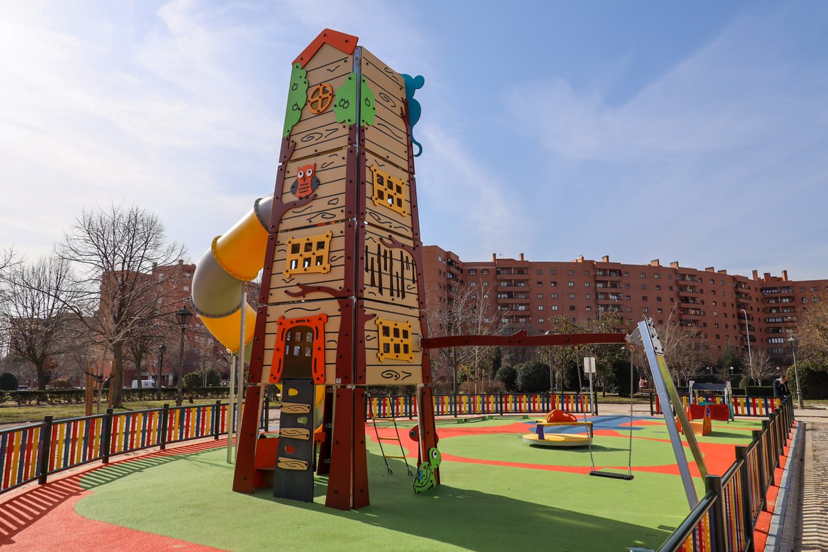 AytoMostoles's tweet photo. Finalizan las obras de la nueva área infantil en el Parque de las Brigadas Internacionales de #Móstoles. Este nuevo parque cuenta con juegos inclusivos, así como itinerarios y entradas adaptadas para guiar a niñas y niños con diversidad funcional. 
ℹ️ https://t.co/iqolEBqDX8 https://t.co/gfEZy8uVfl