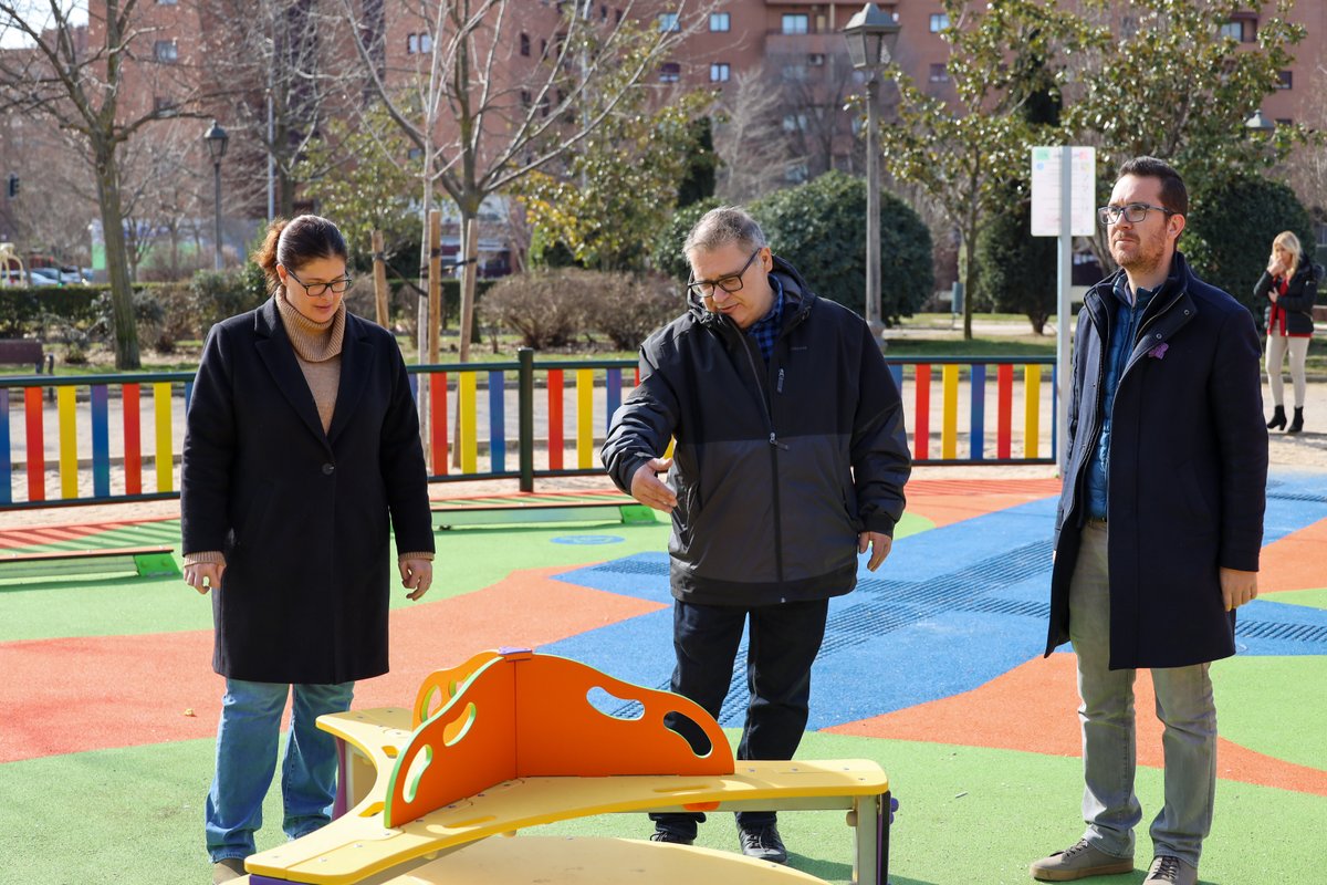 AytoMostoles's tweet photo. Finalizan las obras de la nueva área infantil en el Parque de las Brigadas Internacionales de #Móstoles. Este nuevo parque cuenta con juegos inclusivos, así como itinerarios y entradas adaptadas para guiar a niñas y niños con diversidad funcional. 
ℹ️ https://t.co/iqolEBqDX8 https://t.co/gfEZy8uVfl