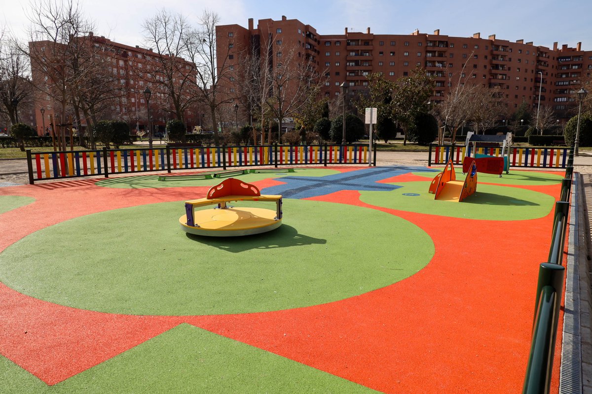 AytoMostoles's tweet photo. Finalizan las obras de la nueva área infantil en el Parque de las Brigadas Internacionales de #Móstoles. Este nuevo parque cuenta con juegos inclusivos, así como itinerarios y entradas adaptadas para guiar a niñas y niños con diversidad funcional. 
ℹ️ https://t.co/iqolEBqDX8 https://t.co/gfEZy8uVfl