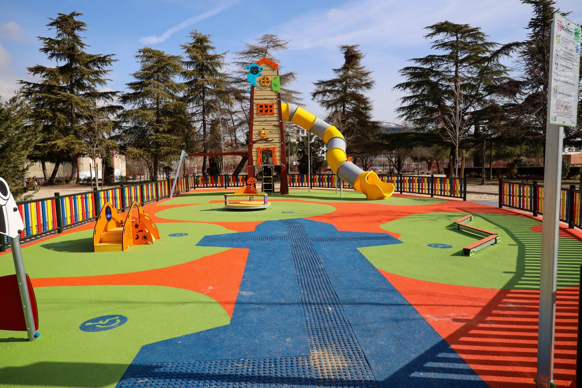 AytoMostoles's tweet photo. Finalizan las obras de la nueva área infantil en el Parque de las Brigadas Internacionales de #Móstoles. Este nuevo parque cuenta con juegos inclusivos, así como itinerarios y entradas adaptadas para guiar a niñas y niños con diversidad funcional. 
ℹ️ https://t.co/iqolEBqDX8 https://t.co/gfEZy8uVfl