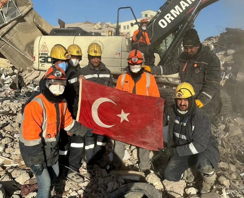 #İstanbul'dan 6.000 öğretmenimiz #deprem bölgesinde.
 
✅80 kişilik AKUB ekibi arama kurtarma faaliyetlerine katılıyor
✅70 öğretmenimiz Masal Okulu'nda çocuklarımız için aktiviteler düzenliyor
✅Günde 90.300 vatandaşımıza yemek hazırlanıyor.

Hep birlikte yaralarımızı saracağız.