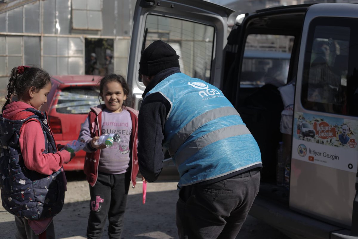 Sen gül diye, kilometrelerce öteden kardeş olmaya geldik. ❤️

📌 Hatay