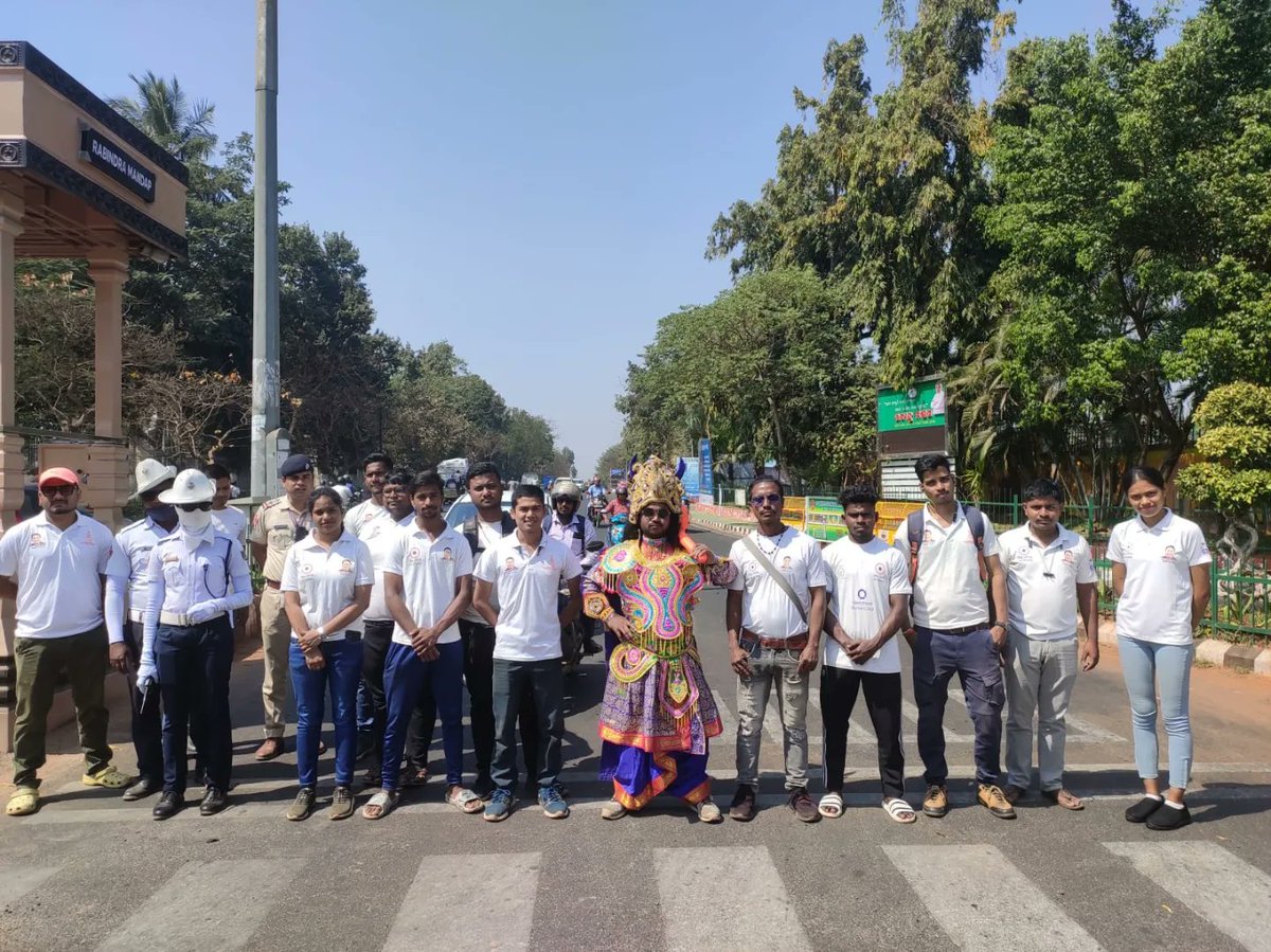 Spread awareness regarding Road Safety and Traffic Rules at various traffic posts of Bhubaneswar,with the support of @rudra_jaiodisha bhai🙏🏻 by the guidance of @Naveen_Odisha sir.
 #JaiOdisha #RoadSafety #obeythetrafficrules