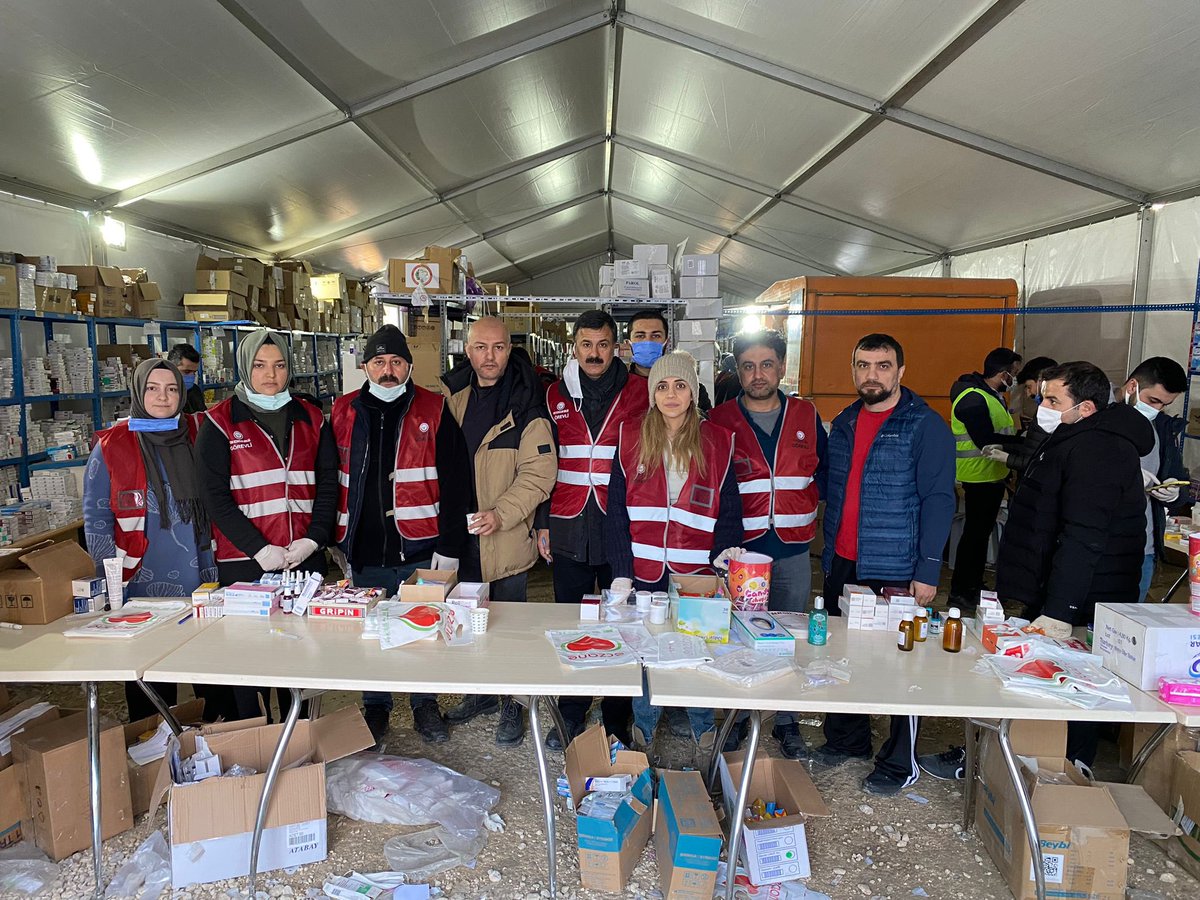 Şanlıurfa Eczacı Odası olarak 20 gönüllü eczacımız ile Adıyaman sahra eczanesinde çalışmaya devam ediyoruz.