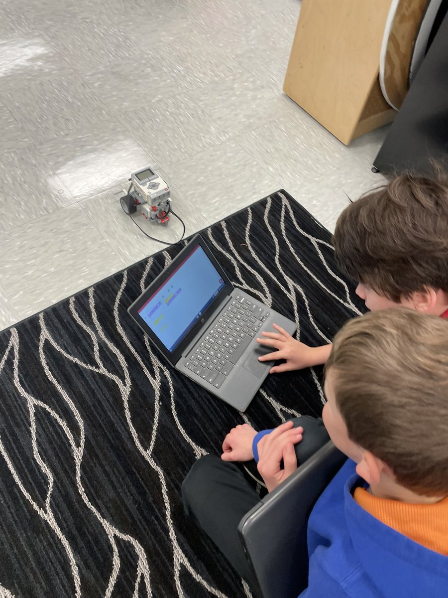 SMcGrath2's tweet image. Early @FCPSKY morning fun with @LEGO_Education #EV3Mindstorms and #sumobots @STLPKentucky @fcpsoit