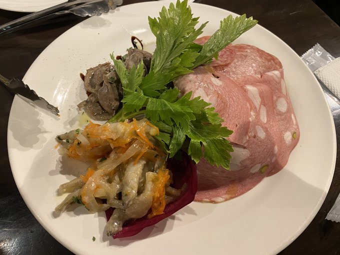 にのさんに眼鏡返しがてらナポリピッツア飲みピザも凄まじく美味しかったけど心知れてる人との会話もめちゃくちゃ楽しかった〜!週中なのに飲みすぎたし時間があっという間過ぎる 