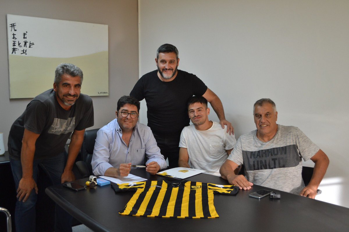 clubsantamarina's tweet photo. ✍️ Firma de contrato de Santos Bacigalupe, Noveno Refuerzo de Santamarina para el Torneo Federal A.

¡Éxitos, Santos!
💛🖤 https://t.co/IYTY8mtaIR