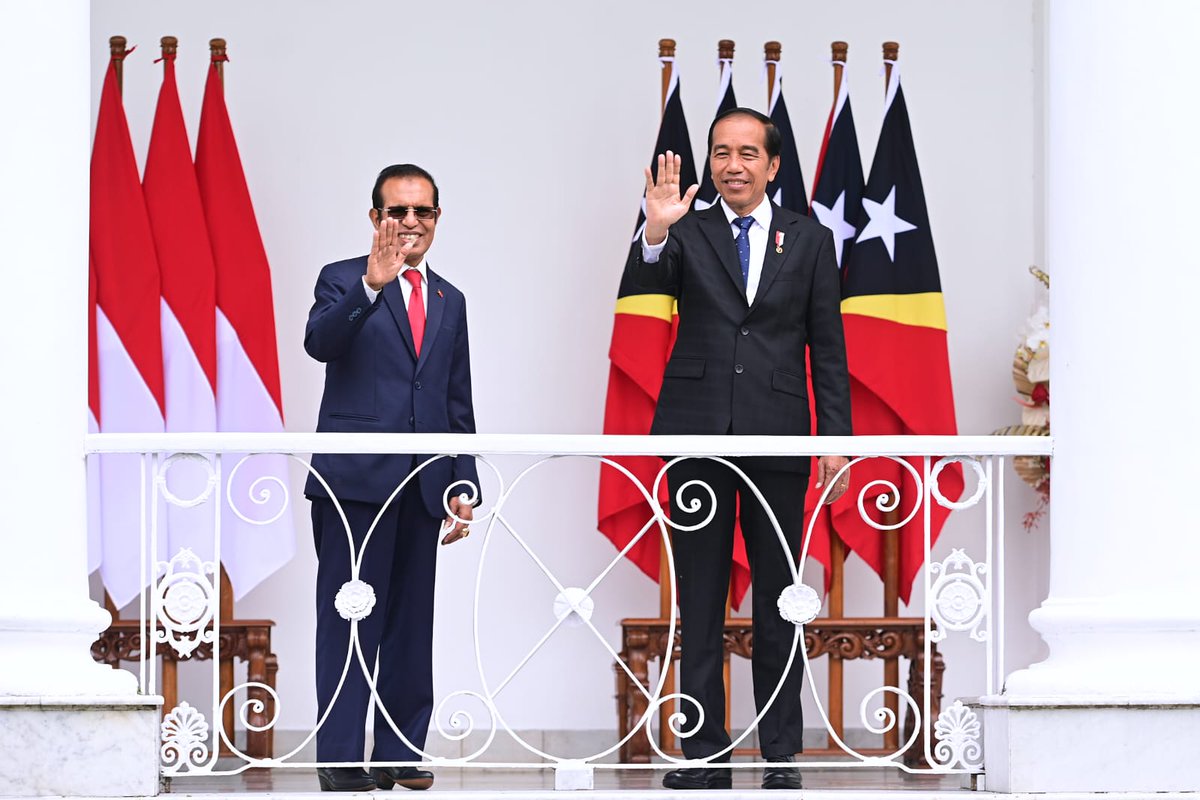 KharismaSang's tweet photo. Lima Nota Kesepahaman yang Disepakati Indonesia dan Timor-Leste

Setelah ditandatangani, nota-nota kesepahaman tersebut dibacakan pada saat Presiden Joko Widodo dan PM Taur Matan Ruak menggelar pernyataan pers bersama di Ruang Teratai, Istana Bogor. https://t.co/Io9KfumEWy