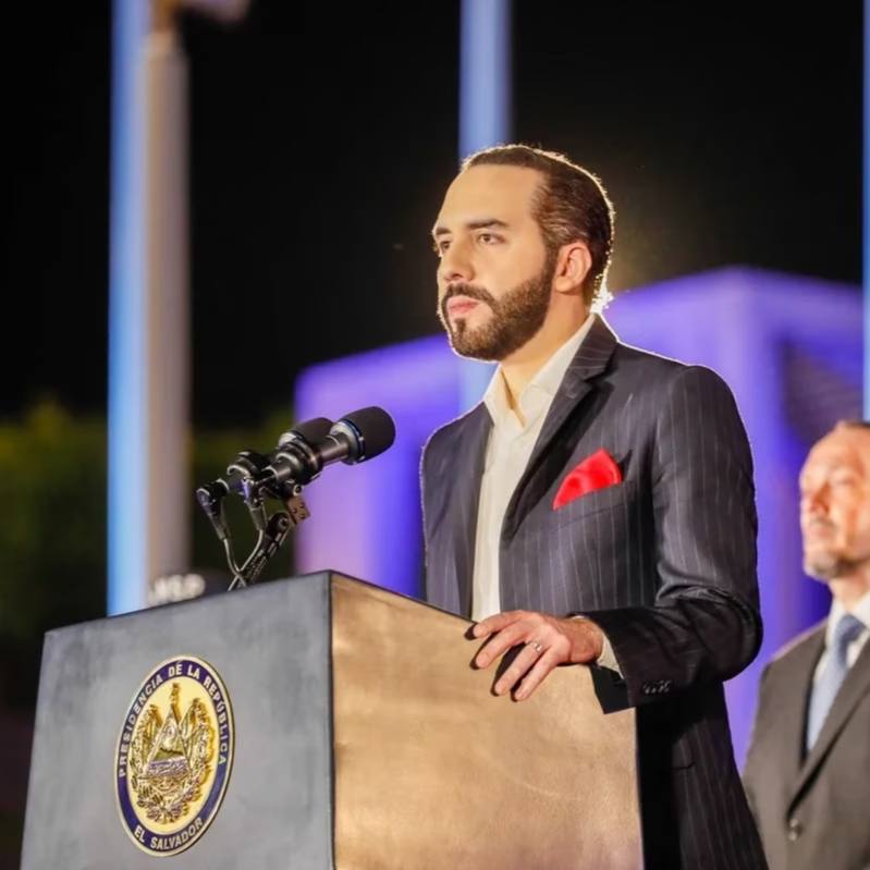 Nayib Bukele con 92% de aprobación, ha perseguido a criminales, pandilleros y corruptos sin contemplaciones. Hoy celebra 300 días con cero homicidios en El Salvador. ¡Sin dudas es el Mejor Presidente de la región!