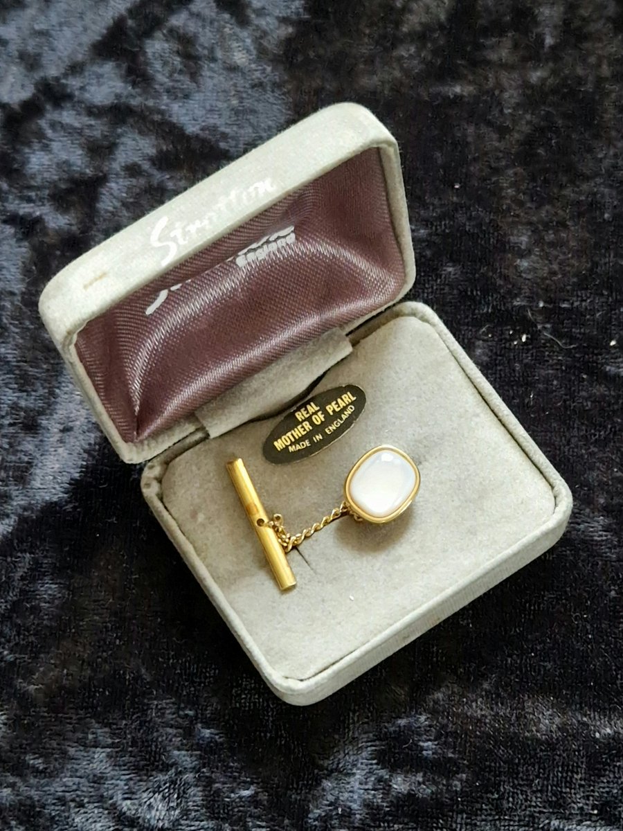 nacollectables's tweet photo. Our second #vintagejewellery item tonight is this Stratton tie pin. Mother of pearl inlay in original box. @EverRotating #vintageshowandsell #vintage #vintagetieclip #vintagefashion #vintagestyle #buyvintage #retro #jewellery #tiepin #mensfashion https://t.co/6Allrr5YdP