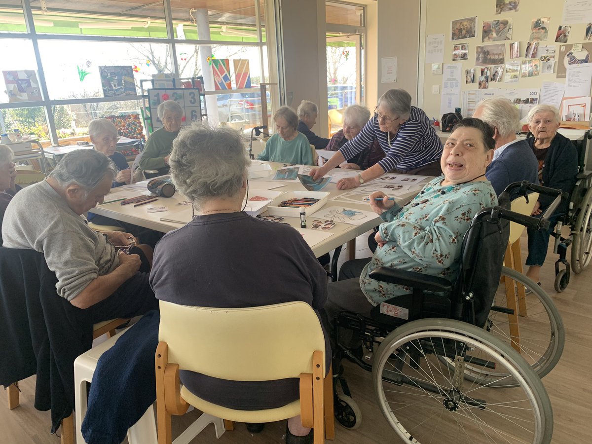 EPSLAnim's tweet photo. Atelier créatif à l’Ehpad Feral pour Repas à thème #alsacien #residents #confection #setdetable https://t.co/UhFJtKhior