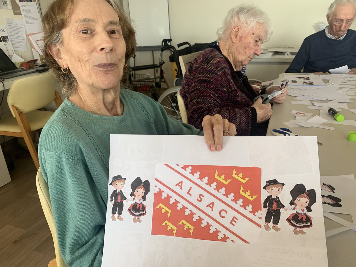 EPSLAnim's tweet photo. Atelier créatif à l’Ehpad Feral pour Repas à thème #alsacien #residents #confection #setdetable https://t.co/UhFJtKhior