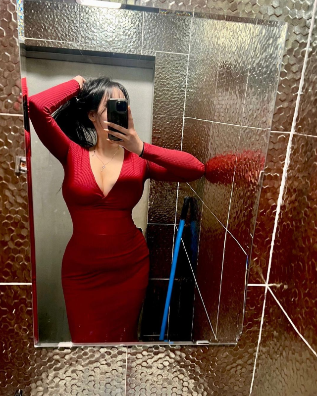 酒吧的厕所真是个神圣的地方，记不清在这吃过多少根鸡巴了 #点赞送做爱视频 #大奶 #反差