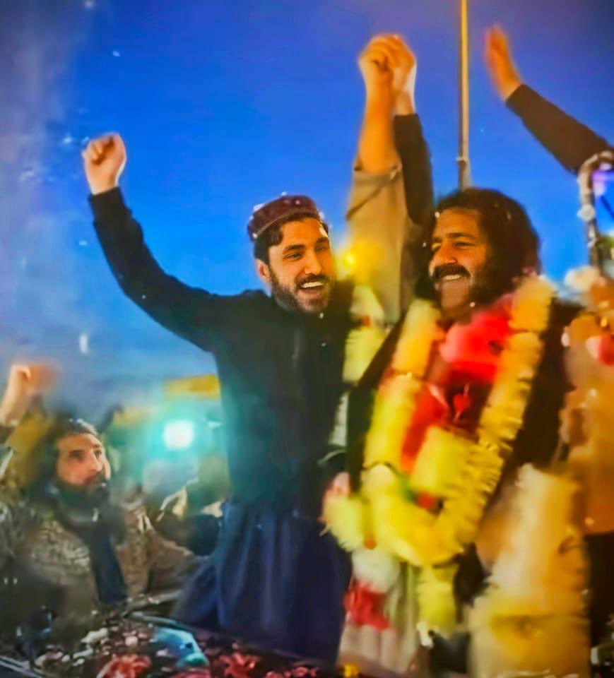 AnasMehsud0's tweet photo. Two legends in one frame 🍀😍
#WelcomeAliwazir
#manzoorpashteenourpride https://t.co/FKVIMPcRge