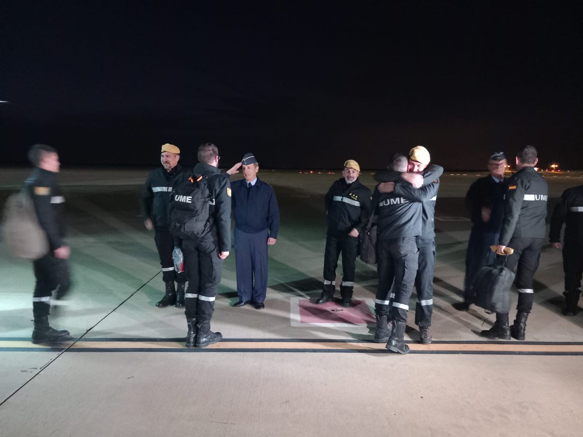 UMEgob's tweet photo. Aterriza en Base Aérea Morón un #400 @EjercitoAire con el equipo de Búsqueda y Rescate Urbano #USAR del #BIEM2 tras su misión en #TerremoTurquia donde han localizado 6 supervivientes, 3 rescatados por la propia UME (Leyla, Elif y Muslim) y otros 3 por equipos de rescate turcos. https://t.co/r54baZOEsX