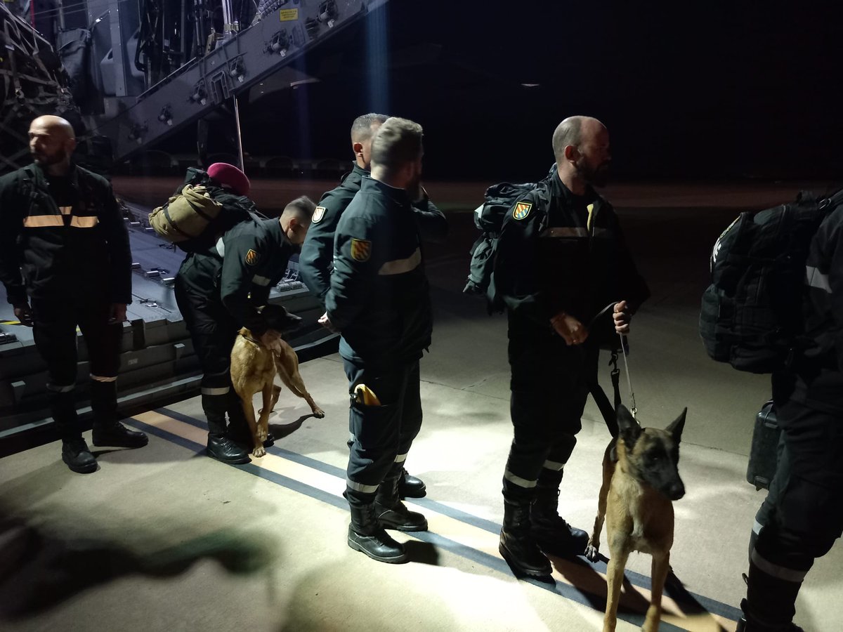 UMEgob's tweet photo. Aterriza en Base Aérea Morón un #400 @EjercitoAire con el equipo de Búsqueda y Rescate Urbano #USAR del #BIEM2 tras su misión en #TerremoTurquia donde han localizado 6 supervivientes, 3 rescatados por la propia UME (Leyla, Elif y Muslim) y otros 3 por equipos de rescate turcos. https://t.co/r54baZOEsX