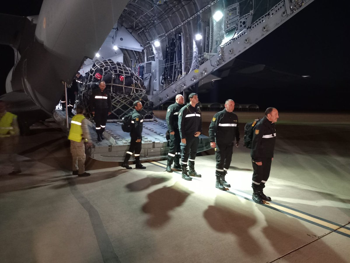 UMEgob's tweet photo. Aterriza en Base Aérea Morón un #400 @EjercitoAire con el equipo de Búsqueda y Rescate Urbano #USAR del #BIEM2 tras su misión en #TerremoTurquia donde han localizado 6 supervivientes, 3 rescatados por la propia UME (Leyla, Elif y Muslim) y otros 3 por equipos de rescate turcos. https://t.co/r54baZOEsX