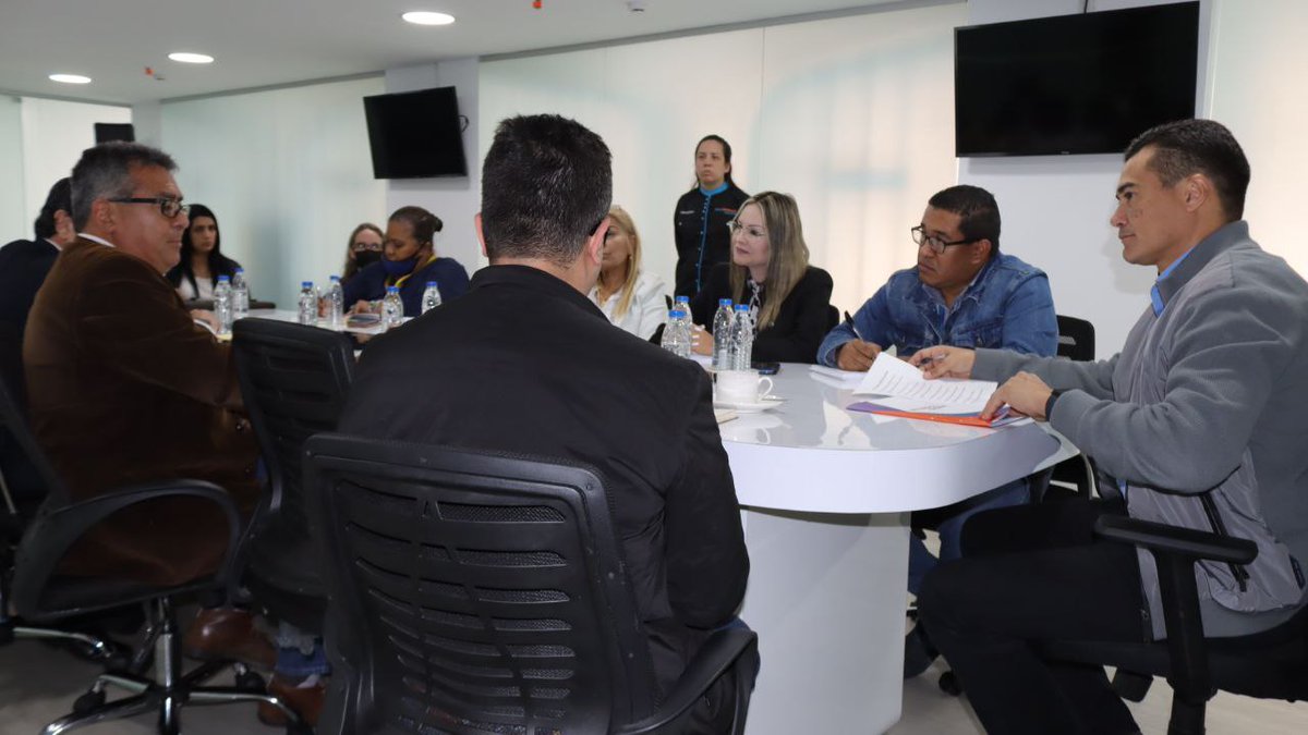 MinComNacional's tweet photo. El ministro Antonio Morales, sostuvo un encuentro con las cámaras del sector lácteo, para conocer los índices de producción en el país. Además de brindarles el apoyo del Gobierno Bolivariano para masificar y certificar la calidad de la producción nacional.

#CeseALasSanciones https://t.co/QIuvj1STpe