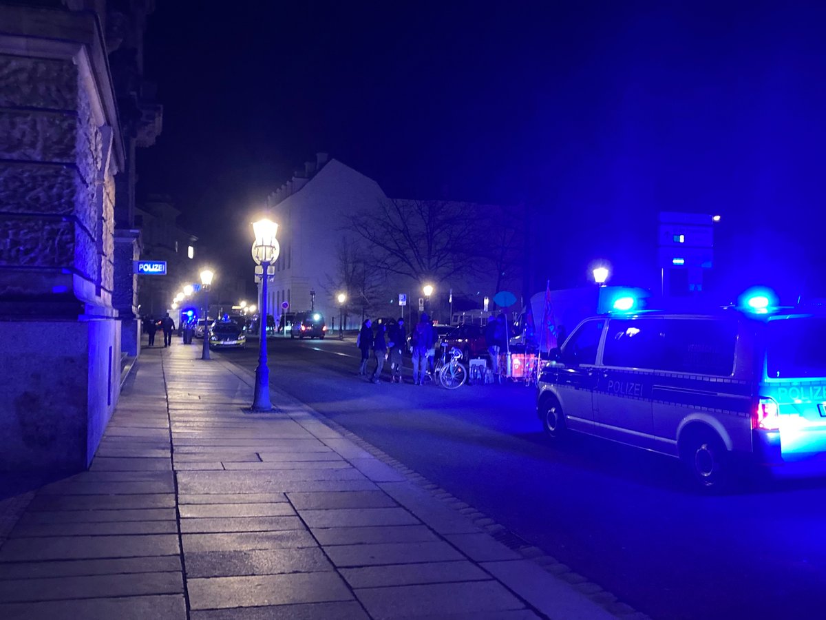 der_wolf_aus_dd's tweet photo. 20:00 Mahnwache vor der GeSa auf der Schießgasse in #Dresden. Einzelne Personen aus dem #Heibo wurden hierhergebracht.
#oo1502 https://t.co/4MyZ3yeOvG