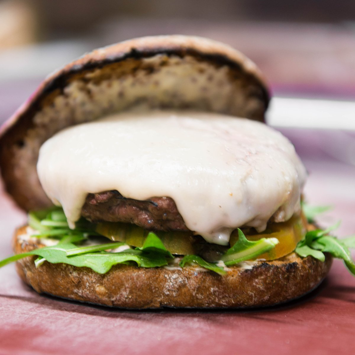 Restilhe's tweet photo. ¡Una #burguer de verdad!

Con #carne de #vaca vieja criada en nuestros valles pirenaicos, #queso de #cabra tradicional, rúcula y tomate

Cuidamos los #ingredientes, provienen de productores locales y de máxima calidad

Pruébala en el #Gourmet de #Vielha, bon #profit! https://t.co/JzXdUpj20N
