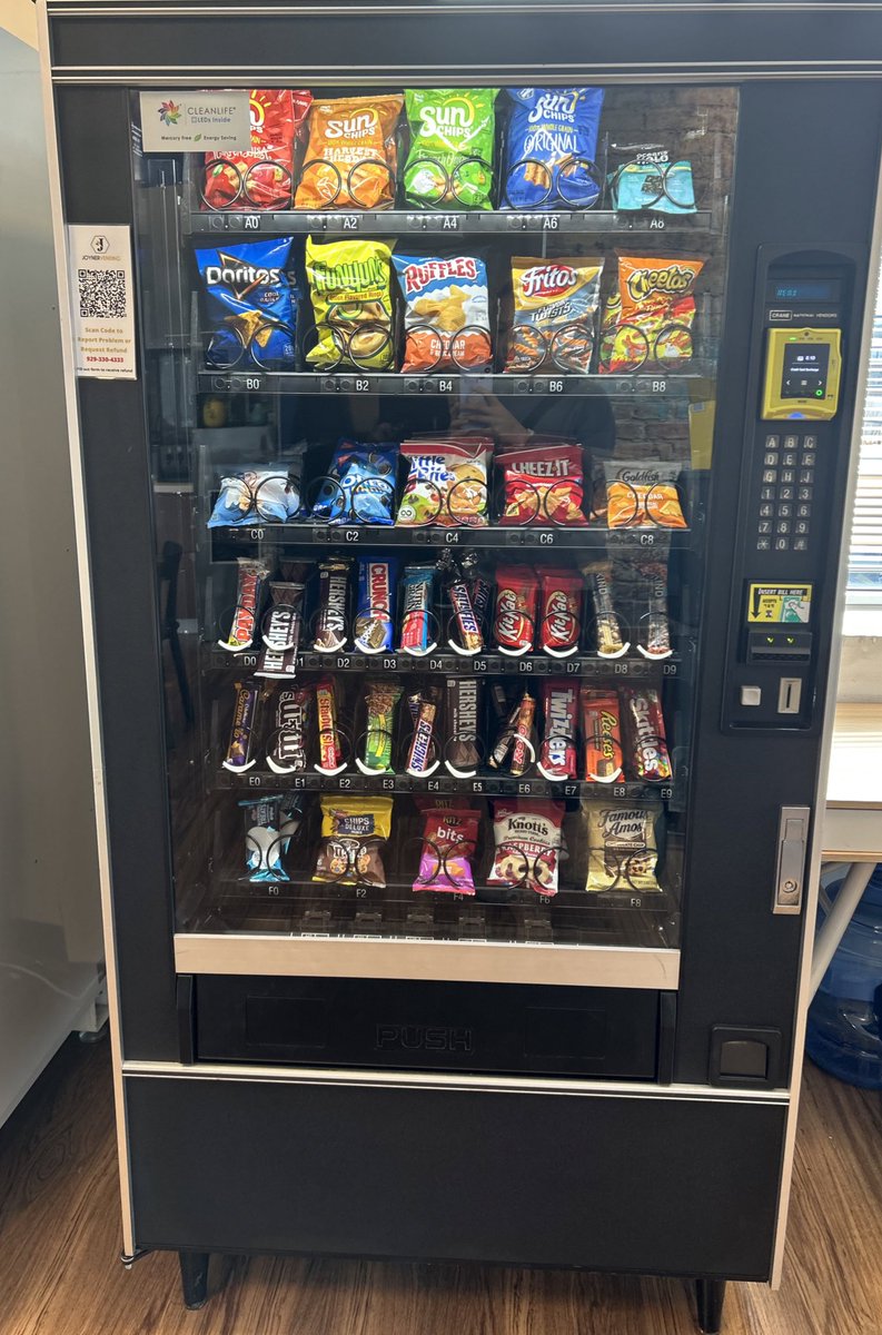 Theselfcareking's tweet photo. Run your own race is a concept I live by. In 2018 my first 2 vending machines made just $60 a month. In 2023 I have one machine grossing over $8,000 a month!! https://t.co/hI6j8DFYBA