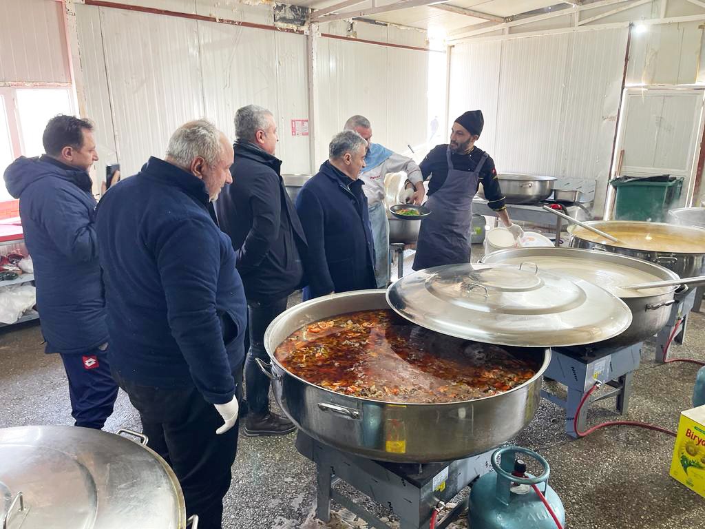 Afetin ilk gününden itibaren deprem bölgeleriyle yakın temas halinde bulunan Yönetim Kurulu Başkanımız Cantürk Alagöz, afet koordinasyon ekibimizle birlikte Adıyaman İlimizde depremzede vatandandaşlarımızı ziyarette  bulundu. 

#deprem #GünBirlikGünü