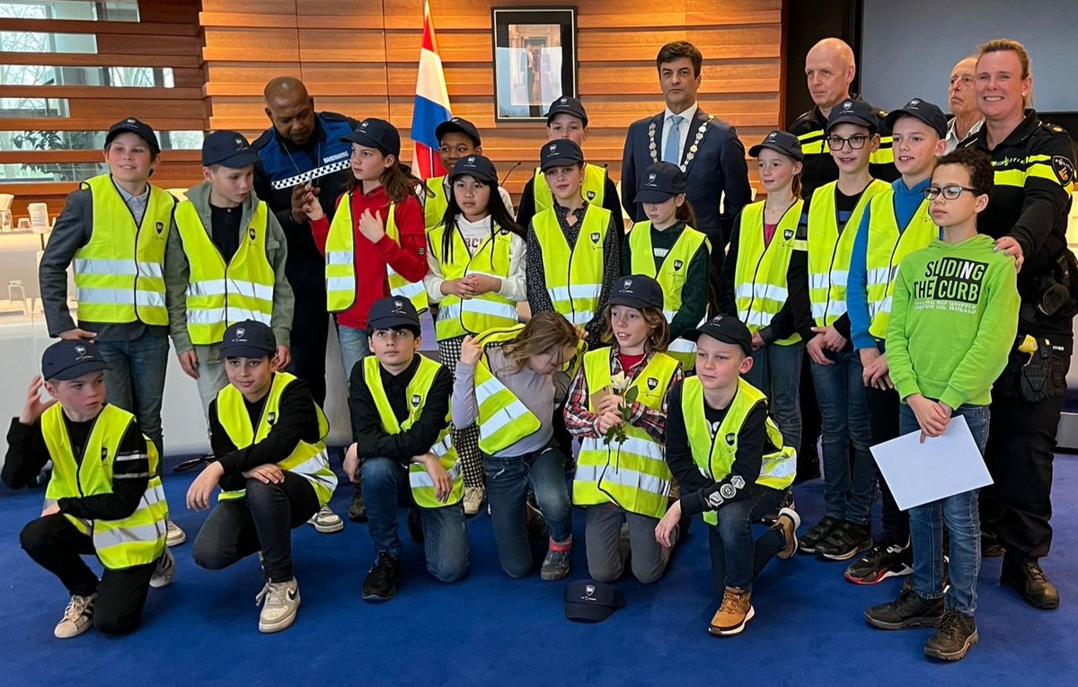 En 16 trots #politiekids welke de komende periode diverse acties met <a href="/POL_MiddenSchie/">Politie Basisteam Midden-Schieland</a> en <a href="/Lansingerland/">Gem. Lansingerland</a> in de wijk gaan houden #snelheidscontrole #fietsendiefstal voorlichting #oplichting onder ouderen #woninginbraken voorlichting #camerainbeeld etc.
