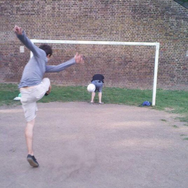 No Context Brits tweet media