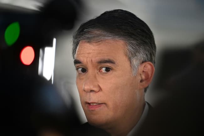 BFMTV's tweet photo. 🔴 EN DIRECT
Motion de censure du RN: une "idiotie" pour Olivier Faure, qui accuse le parti "d'offrir une petite victoire au gouvernement"
https://t.co/5sXitMiwgH https://t.co/YNJ8e0FEEN