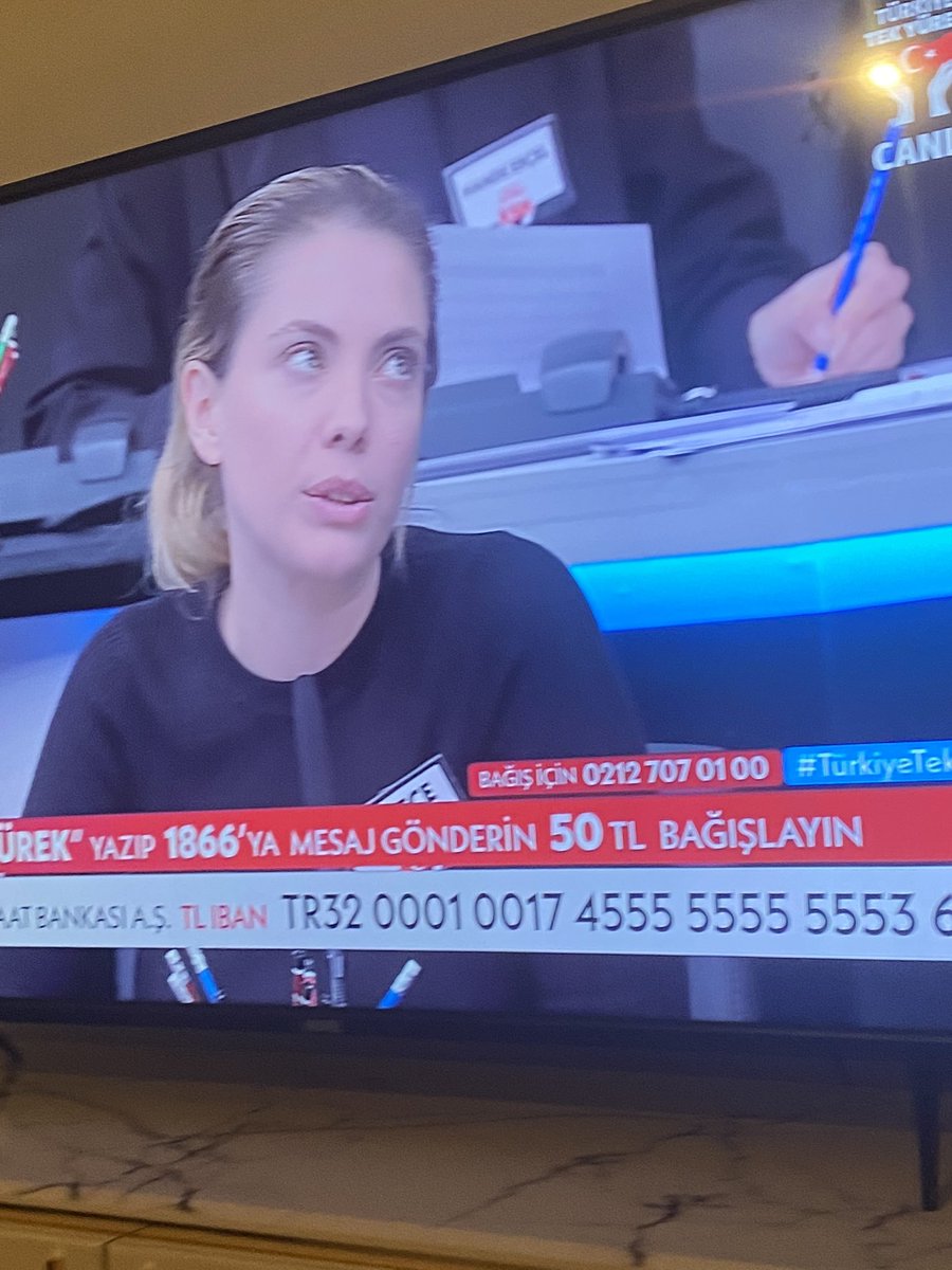 gozde_ozz's tweet photo. Eda ece sen mükemmel birisin mükemmel. Kimseyi yargılamıyorum tabi ama herkes nasıl özenli siyahlar giyinmiş makyajlar yapılmıs ama Eda Ece gözlerindeki yorgunluk saçı bası dağılmış amacı sadece sadece yardımcı olmak canımsın ya @edaeceu https://t.co/RrWpQeKq6p
