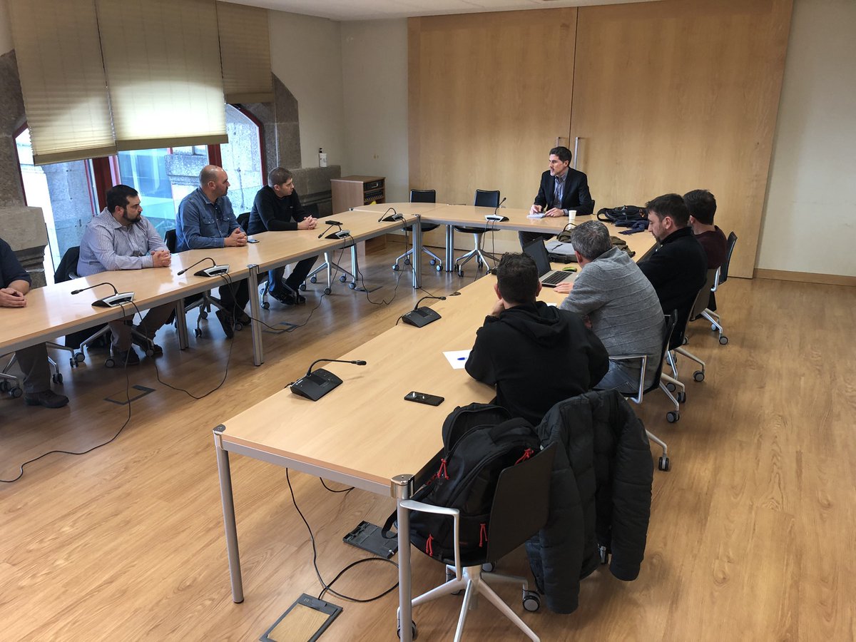 PabloAranguena's tweet image. REUNIDO con representantes de entidades do mundo da pesca fluvial, que practican en Galicia arredor de 40.000 persoas, menos da metade que en 2009, dada a lamentable situación que presentan os ríos de Galicia, outrora paraíso da pesca, hoxe sometidos a todo tipo de agresións.