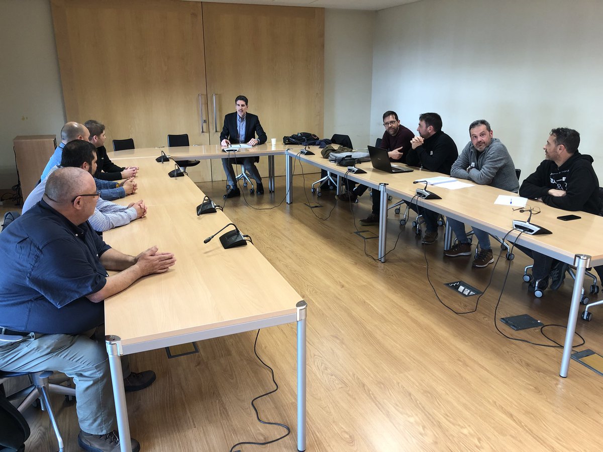 PabloAranguena's tweet image. REUNIDO con representantes de entidades do mundo da pesca fluvial, que practican en Galicia arredor de 40.000 persoas, menos da metade que en 2009, dada a lamentable situación que presentan os ríos de Galicia, outrora paraíso da pesca, hoxe sometidos a todo tipo de agresións.