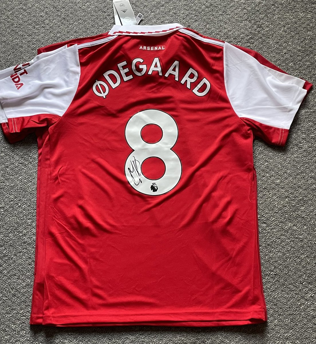 🚨 Giveaway time! 🎁

If Arsenal WIN tonight, I will give away a SIGNED Martin Ødegaard Arsenal 2022/23 home shirt!

To enter, simply:
RETWEET this tweet.

You must be following both @SuZeSport &amp; <a href="/afcstuff/">afcstuff</a> to win.

Winner announced TOMORROW. Best of luck everyone! 🤞 #afc