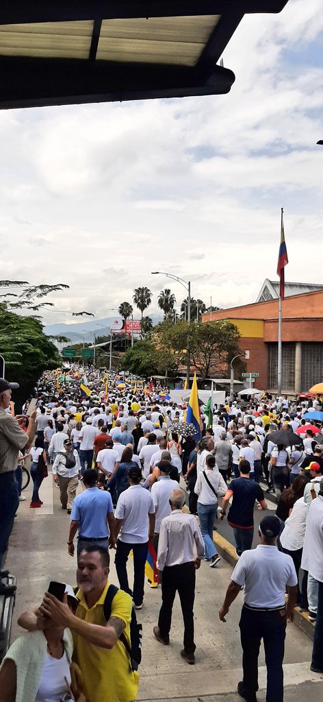 ToroDeArena's tweet photo. Sin vandalismo
Sin quemar policías
Sin decapitar gente
Sin destruir el comercio
Sin el ELN
Sin quemar buses
Sin piedras ni molotovs

Se marcha como ciudadanos y no como bandidos

Esa es y siempre sera la diferencia

#ColombiaALaCalle15F
#marcha15f
#ALaCalle15F https://t.co/iUD9OtlDzC