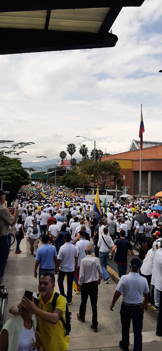 ToroDeArena's tweet photo. Sin vandalismo
Sin quemar policías
Sin decapitar gente
Sin destruir el comercio
Sin el ELN
Sin quemar buses
Sin piedras ni molotovs

Se marcha como ciudadanos y no como bandidos

Esa es y siempre sera la diferencia

#ColombiaALaCalle15F
#marcha15f
#ALaCalle15F https://t.co/iUD9OtlDzC