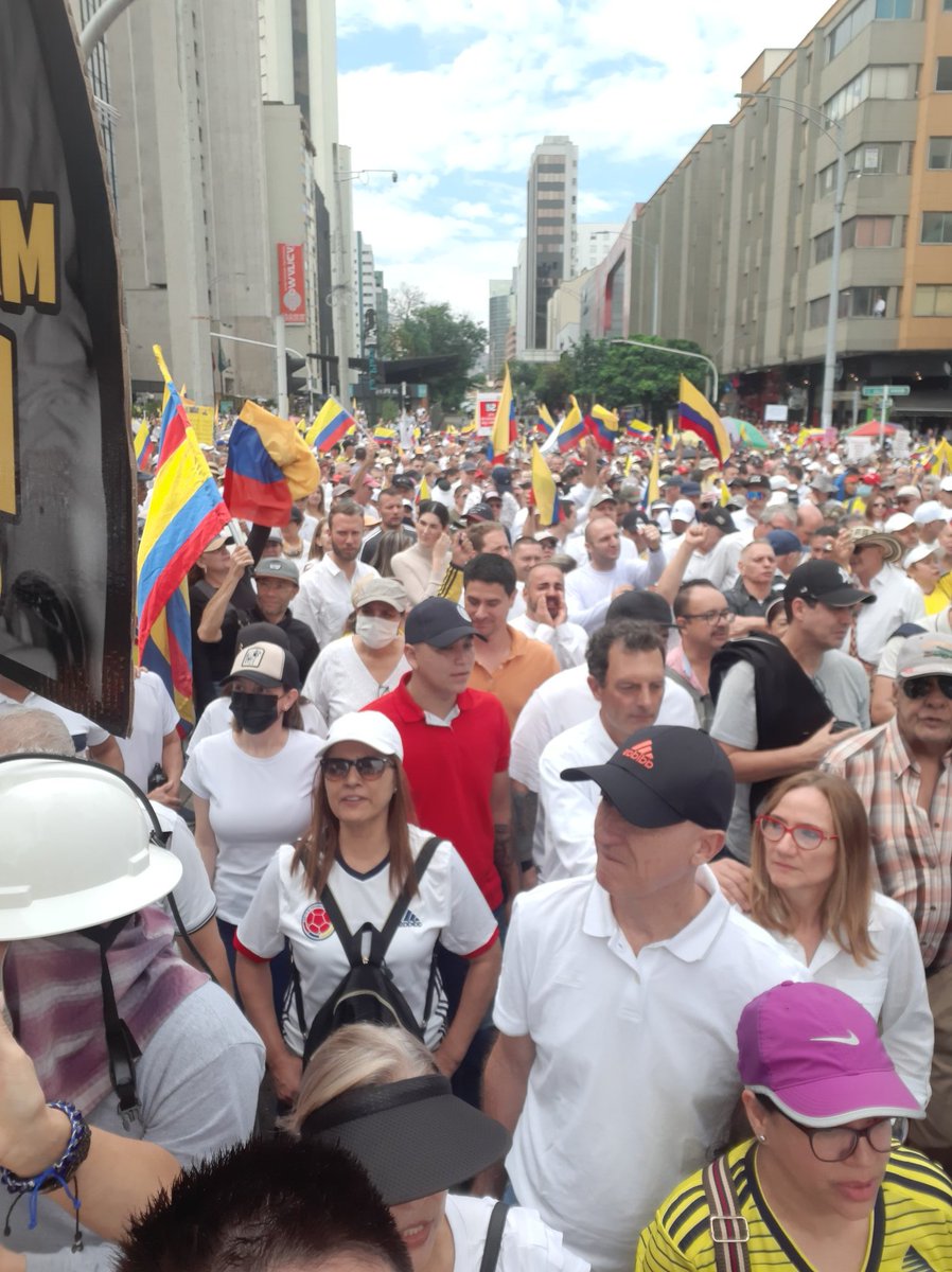ToroDeArena's tweet photo. Sin vandalismo
Sin quemar policías
Sin decapitar gente
Sin destruir el comercio
Sin el ELN
Sin quemar buses
Sin piedras ni molotovs

Se marcha como ciudadanos y no como bandidos

Esa es y siempre sera la diferencia

#ColombiaALaCalle15F
#marcha15f
#ALaCalle15F https://t.co/iUD9OtlDzC