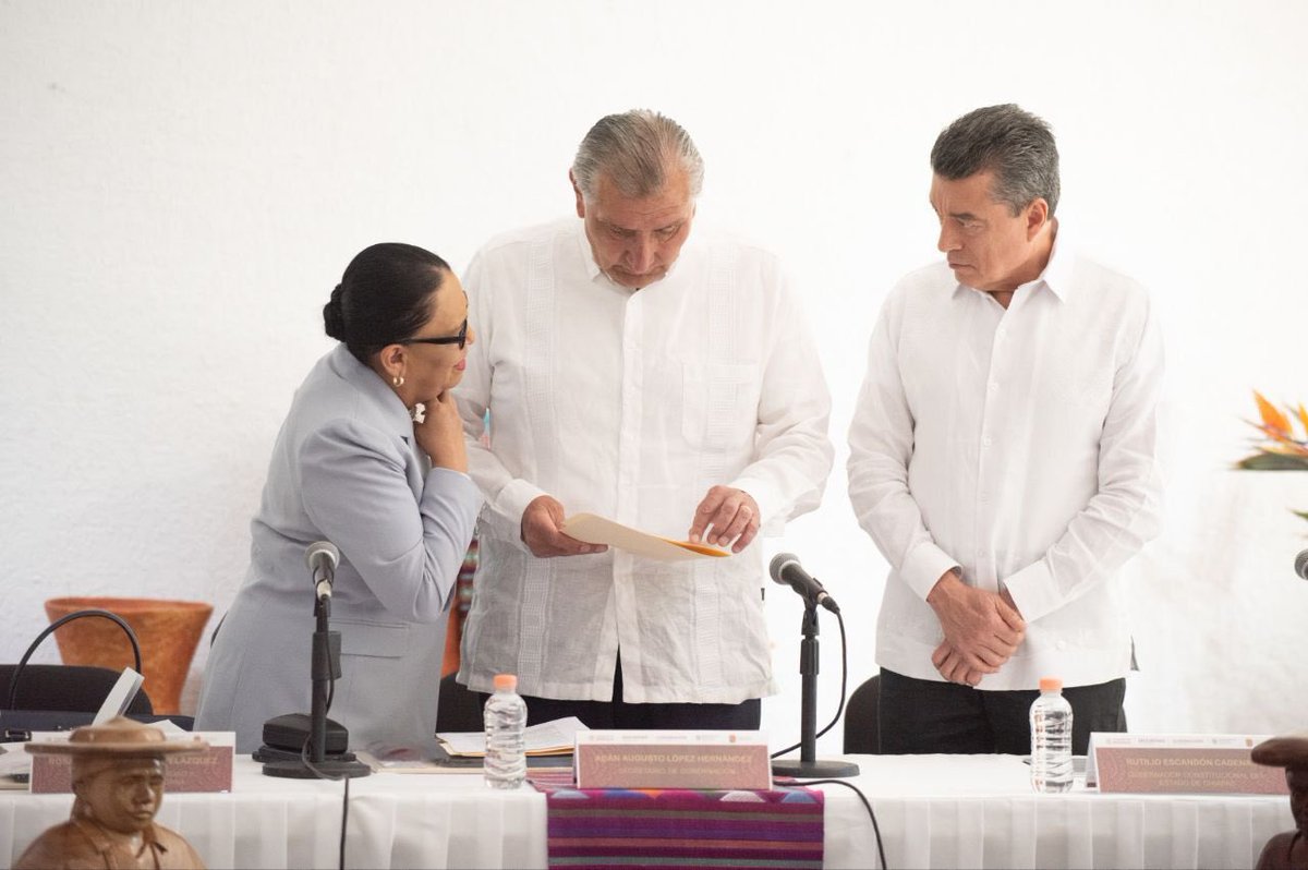 En Tuxtla Gutiérrez, en reunión convocada por <a href="/rosaicela_/">Rosa Icela Rodríguez Velázquez</a> , Secretaria de Seguridad y Protección Ciudadana. Están presentes 11 gobernadores.