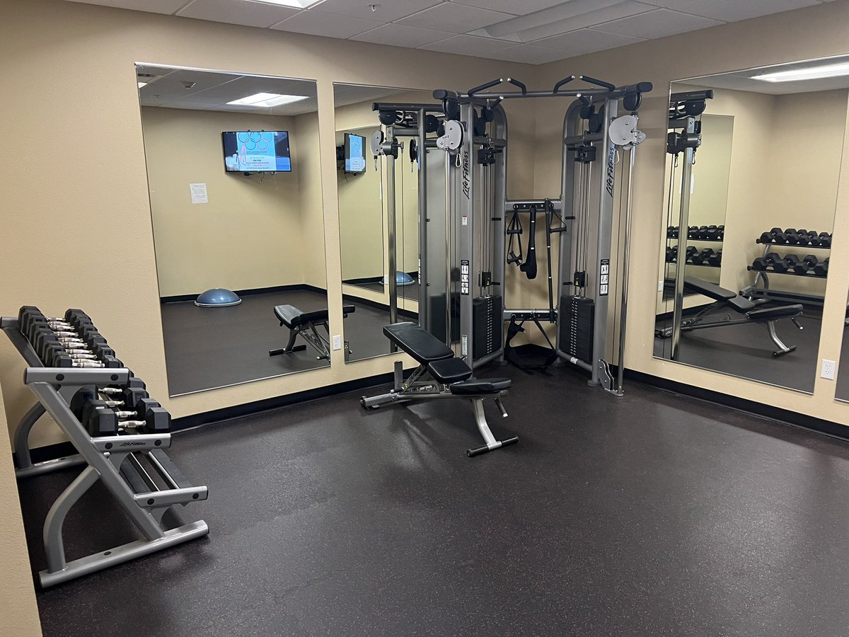BreauDad's tweet photo. Hotel Gym in Dickinson ND #hotel #hotelgym #northdakota https://t.co/7uUgWP9qLk