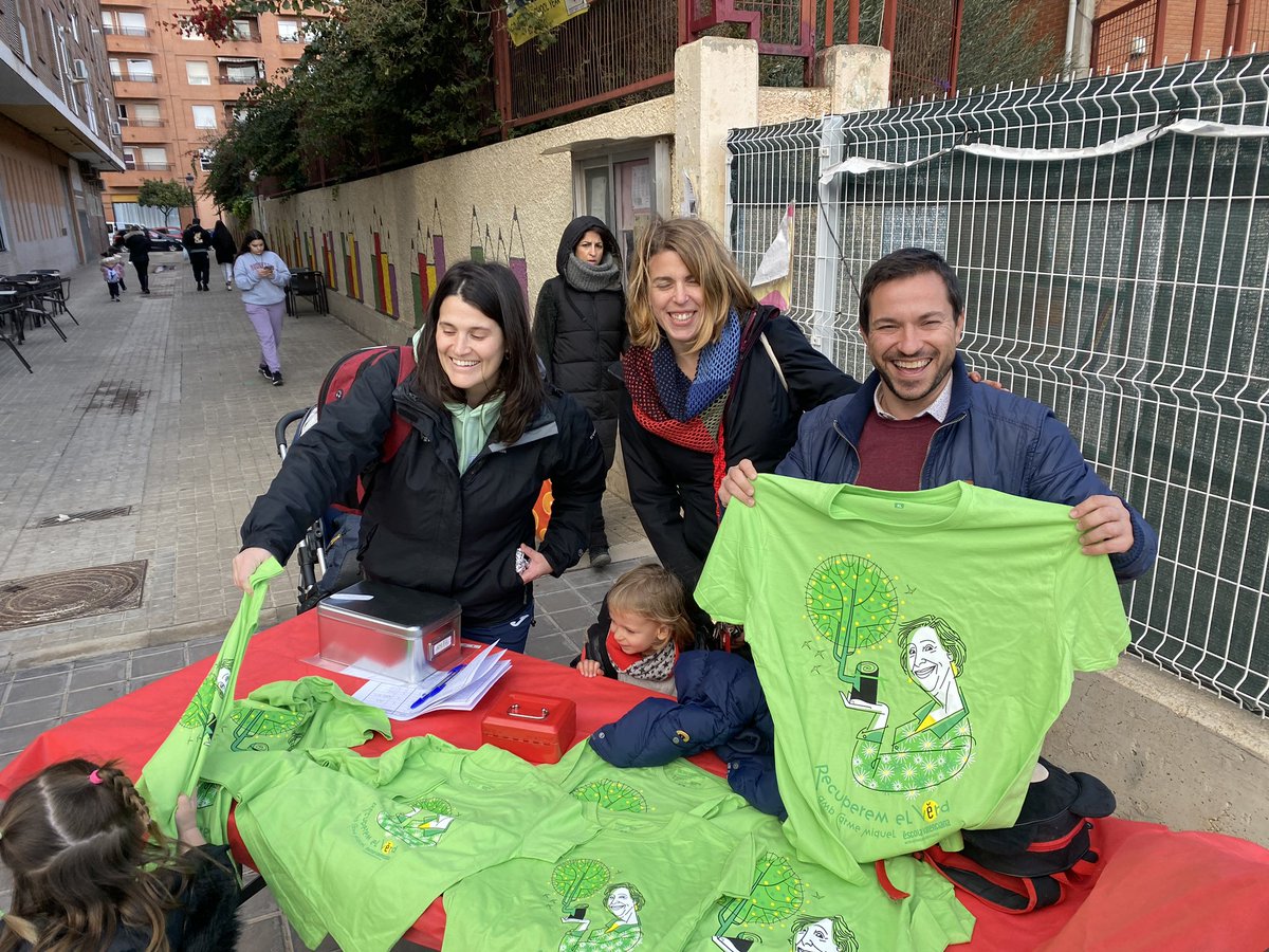AmpaMaxAub's tweet photo. Durant les últimes setmanes hem estat totes les vesprades a la porta de l’escola venent les samarretes de les #Trobades2023 d’@escolatv i @CAPPEPV. Demà serà l’últim dia! Que no te’n falten!

#CEIPMaxAub #València https://t.co/FMYJIjw4a1