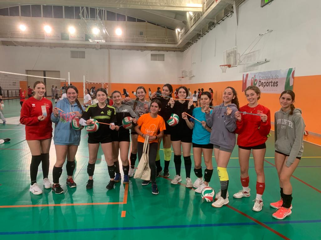 Nuestra jugadora infantil Inés Calvente nos ha recordado que hoy es el Día Internacional del Cáncer infantil y nos ha traído pulseras y pegatinas para los más pequeños del Club. 

Gracias #Héroeshastalamedula por todo lo que hacéis. 

instagram.com/heroeshastalam…