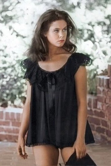 Masquerade2376's tweet photo. Elizabeth Montgomery. Samantha Stephens in Bewitched 1964-1972. She died at 62 years old in 1995. https://t.co/q5HLZ363KY