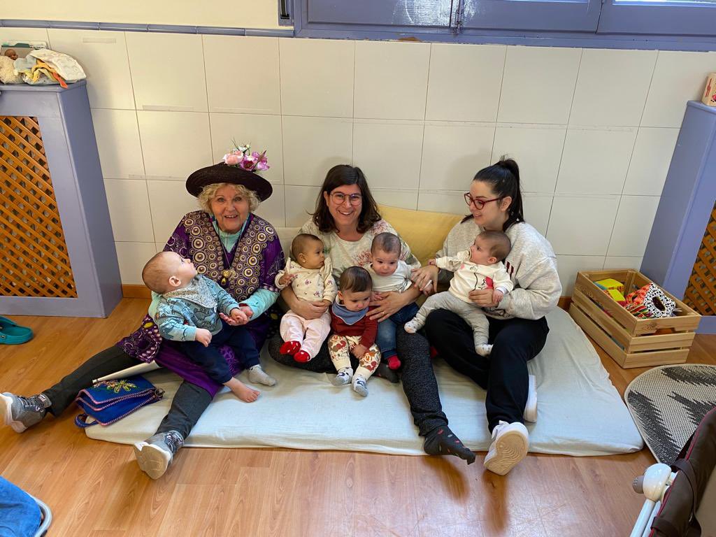 santjosepnavas's tweet photo. Avui la Reina del Carnestoltes ens ha visitat a l’escola i ens ha explicat totes les consignes que haurem de seguir la setmana vinent! Preparem-nos per gaudir d’una setmana ben boja!
Ah! I divendres Carnestoltes al menjador! #festes #setmanaboja #enshopassembe @AjuntamentNavas https://t.co/fTbo9UP46f