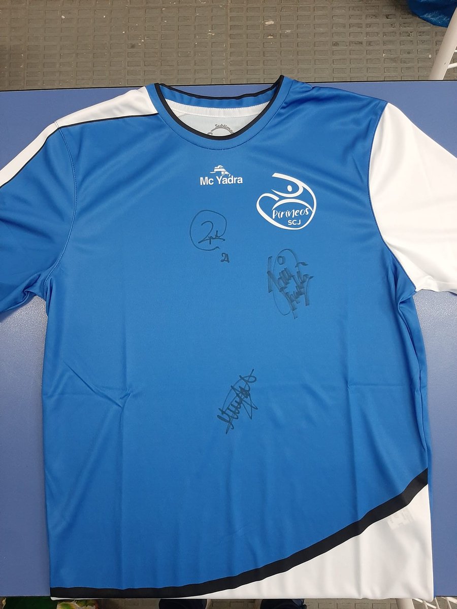 ADPirineos's tweet photo. 👍 Hemos conseguido abrazar el colegio.

📸 Alberto Zapater, Toni Abadía y Mireya Arnedillo han firmado la camiseta del colegio y próximamente habrá sorpresas 😉

@toniabadia
@MireyaArnedillo
@sagradocorazonz

#30añosdeazul  #Goblues #Nuncadejesdecreer https://t.co/3szqsm0bZH