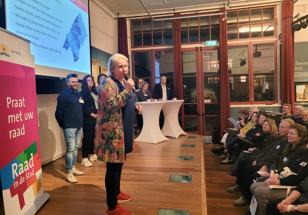Gemeenteraad070's tweet photo. Na een kort welkomstwoord van Tamara Peers, de directeur van @muzeeschevening, is het woord nu aan @MendyvanVeen, de stadsdeeldirecteur van Scheveningen. Zij vertelt ons welke thema’s momenteel spelen in dit stadsdeel. #RaadInDeStad https://t.co/dugZuW4DSO