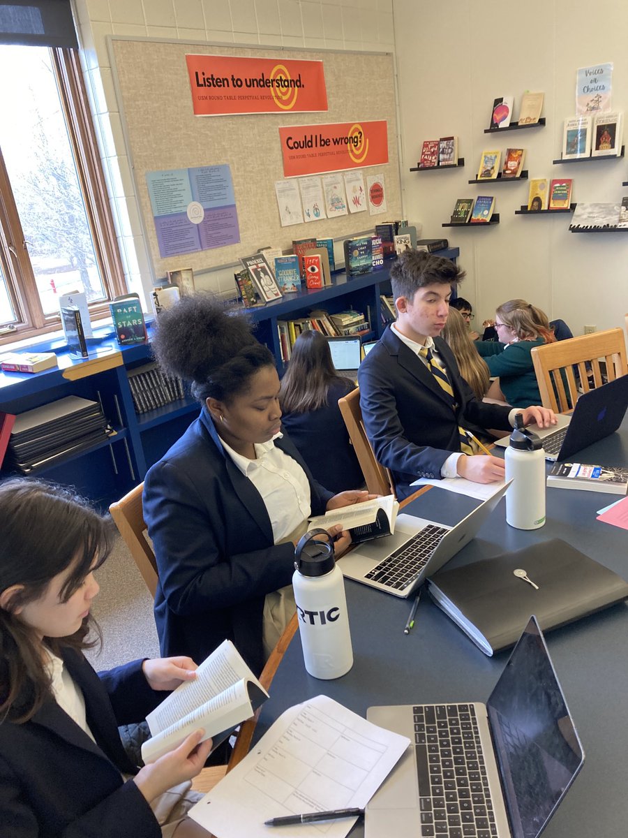 KateGay1964's tweet photo. 10th graders planning their reading assignments for the Choice Book Unit ⁦@usmsocial⁩ ⁦@mullendr22⁩ https://t.co/vGikGPDKx1