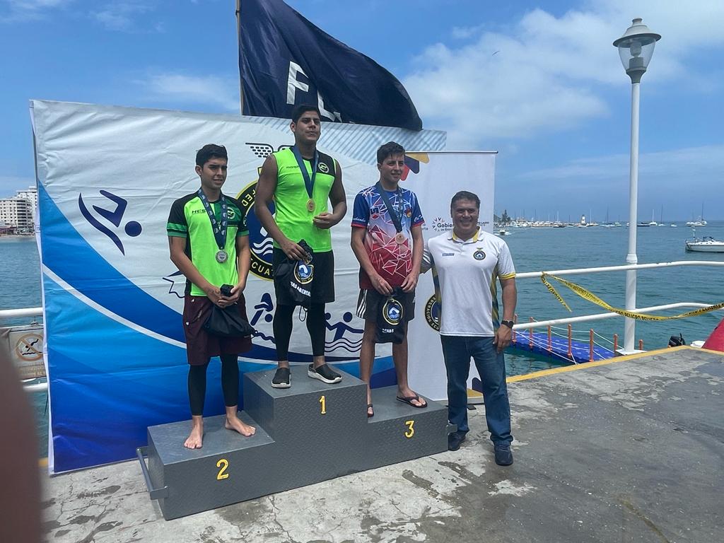 Los nadadores del Club Hermanos Enderica Salgado, David Farinango y Victoria Abad se quedaron con los primeros lugares, varones y damas, en la distancia 5 kilómetros dentro del Campeonato Nacional de aguas abiertas "Eduardo Serrano" que inició este miércoles 15 de febrero.