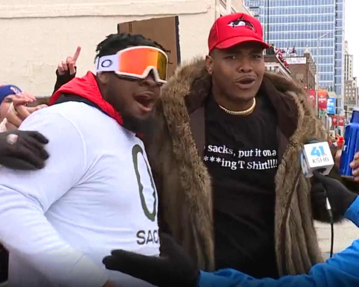 OshagHenesy's tweet photo. Best offensive line in the league (Shirt says "0 sacks, put it on a f***ing T shirt!!!!")
#ChiefsKingdom #0Sacks #Chiefs https://t.co/iYrD5NAEqu