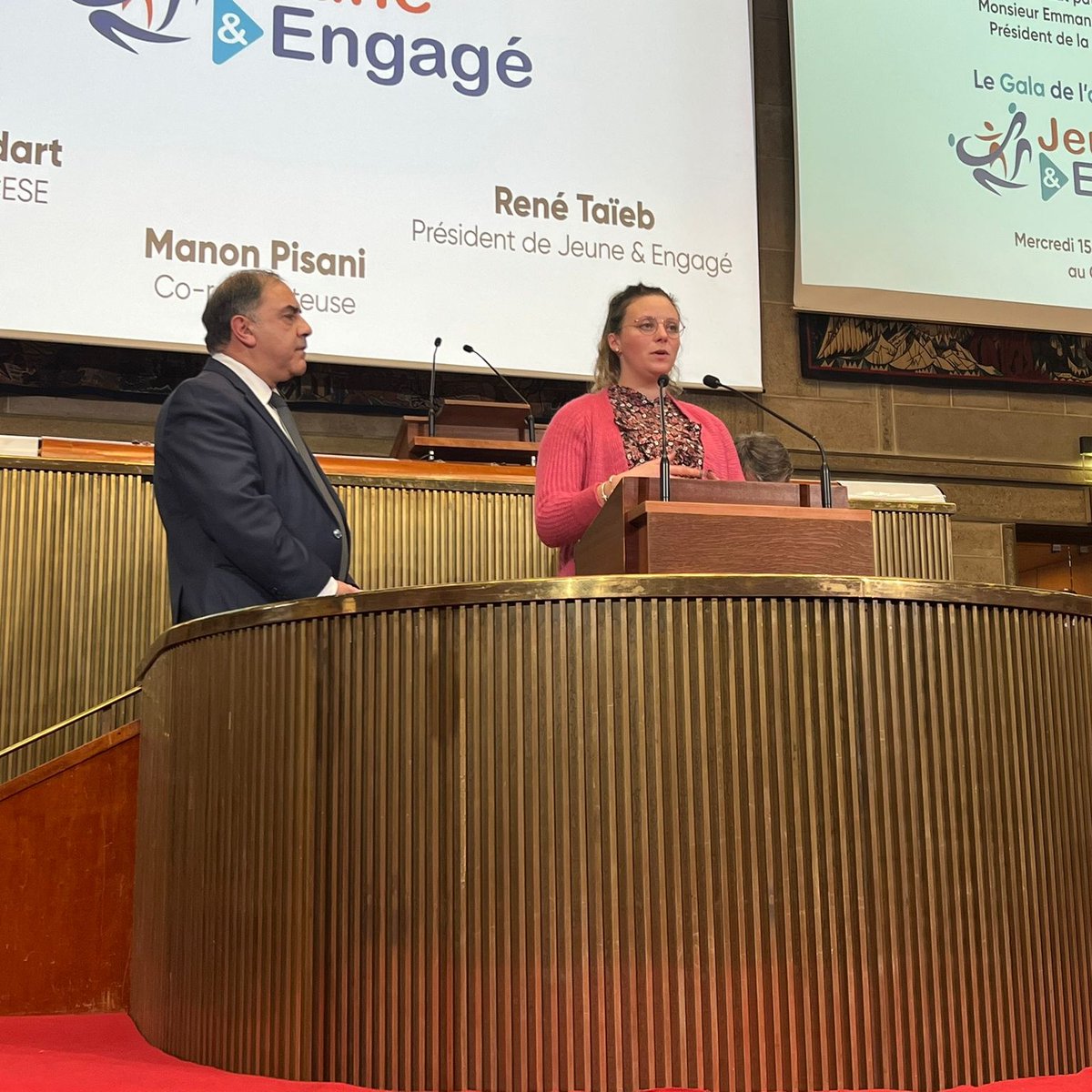lecese's tweet photo. 🎙  @pisani_manon, co-rapporteure de l'avis sur l'#engagement démocratique des jeunes avec @KenzaOccansey, présente l'avis devant l'assemblée du gala de l'association "Jeune &amp; engagé" qui se tient ce soir au #CESE

L'occasion de revenir sur l'importance de l'engagement des jeunes https://t.co/05bDFw3iei